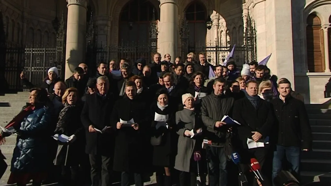 A náci karlendítés sem löki el a Jobbikot a baloldali pártoktól