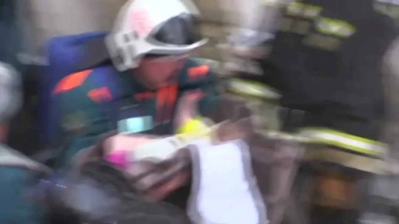 11 hónapos kisbabát emeltek ki élve az összeomlott ház romjai alól