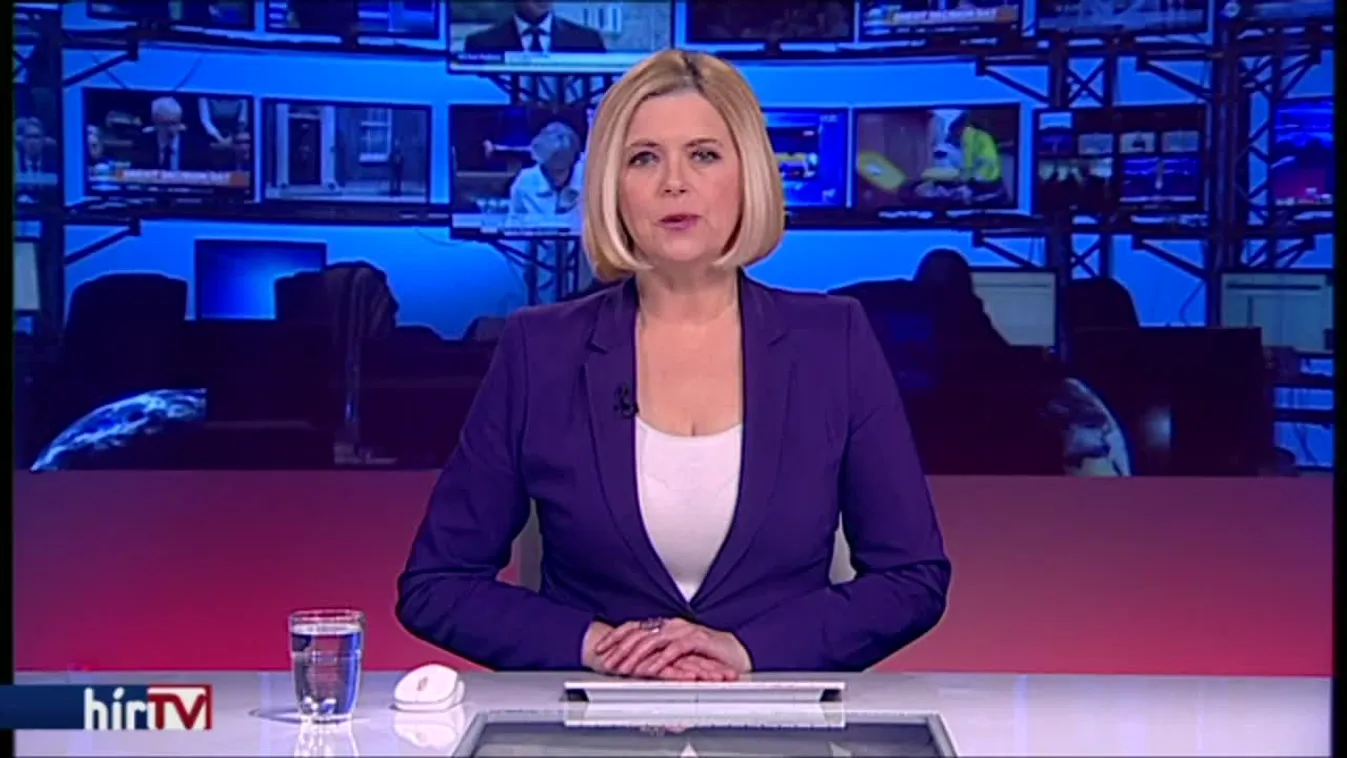 Felvételen látható, ahogy a tüntető gördeszkával veri szét a BKK-automatát