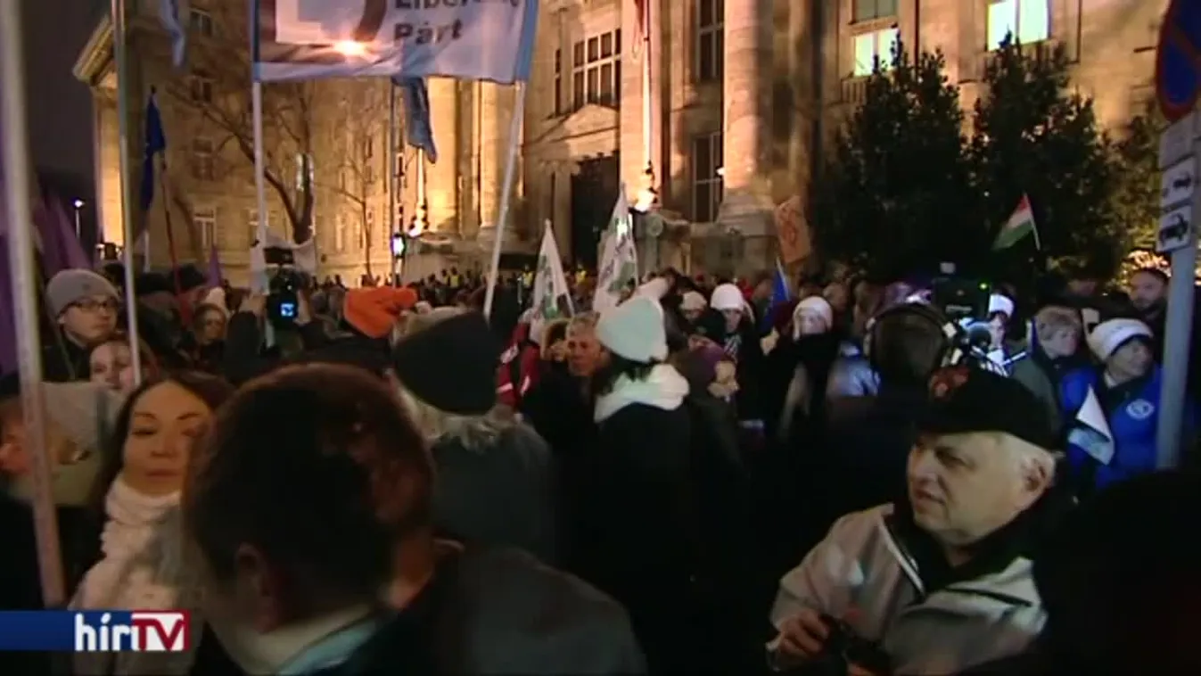 Tüntettek a Legfőbb Ügyészség épülete előtt