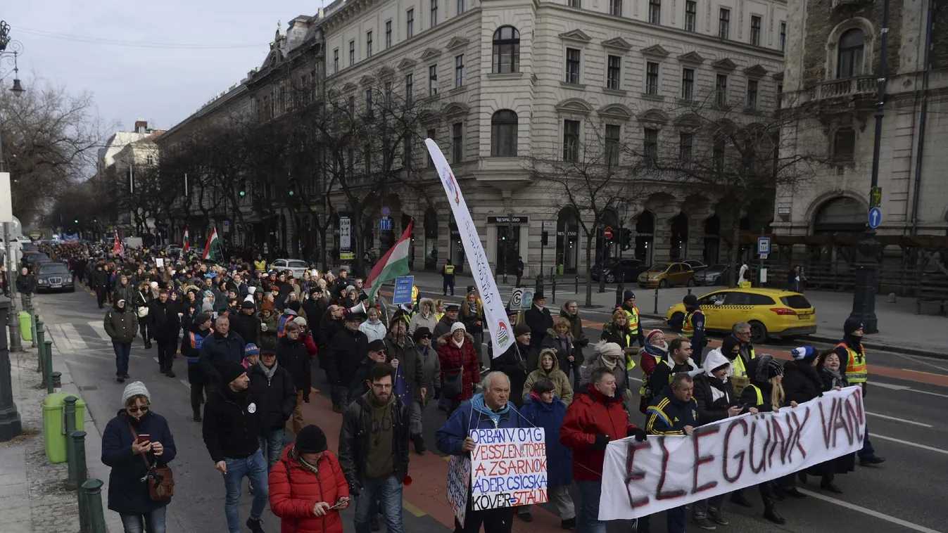 A munka törvénykönyvének módosítása ellen tüntetnek Budapesten