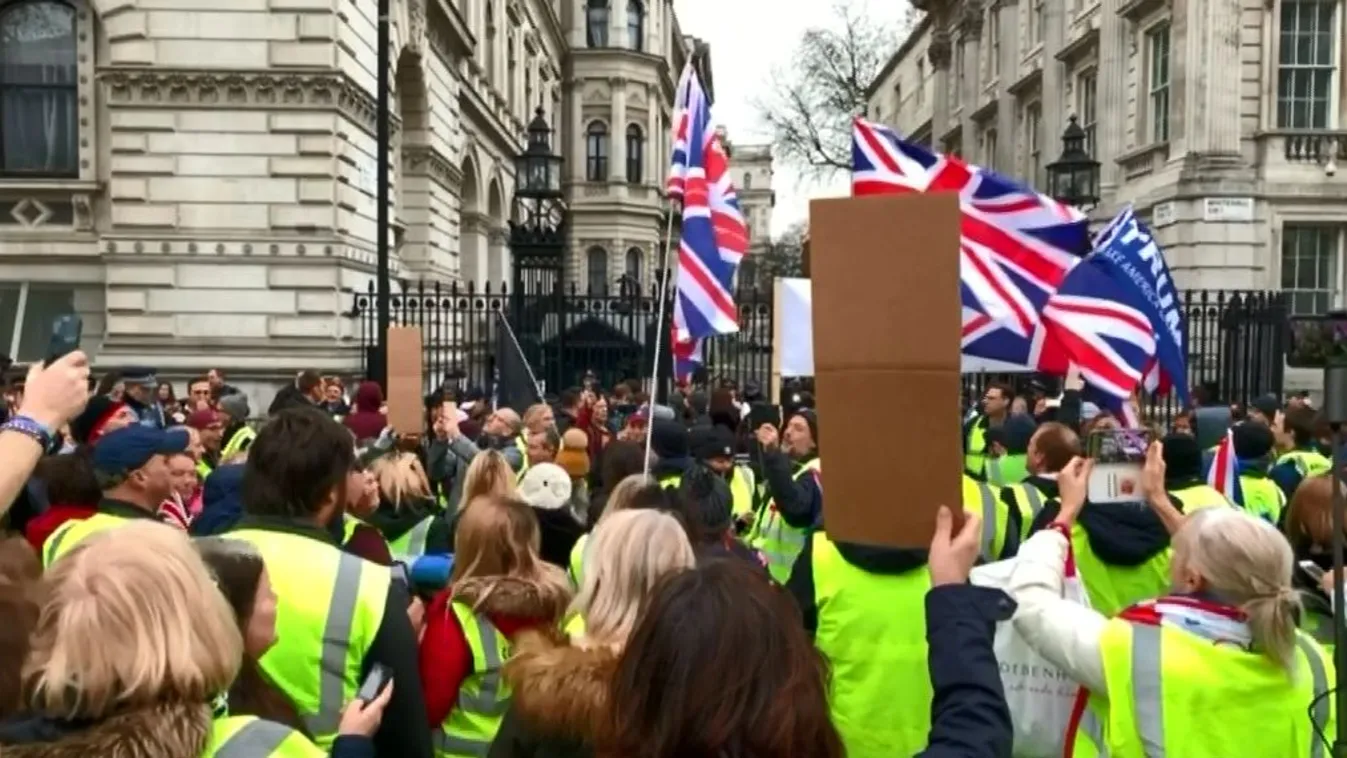 Theresa May lemondását és új választásokat követelnek