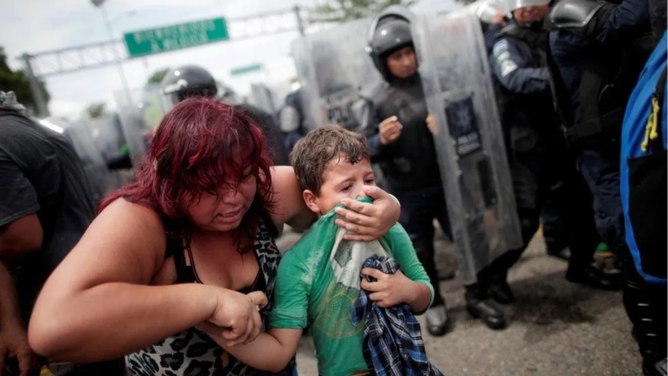 Könnygázzal oszlatták a migránsokat az Egyesült Államok mexikói határán