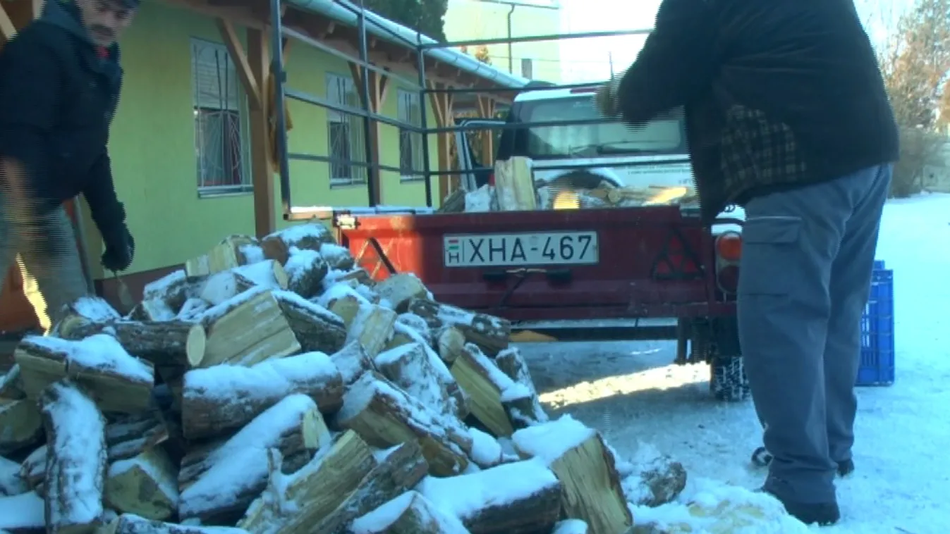 Tűzifával, tartós élelmiszerrel segítik a tanyavilág lakóit