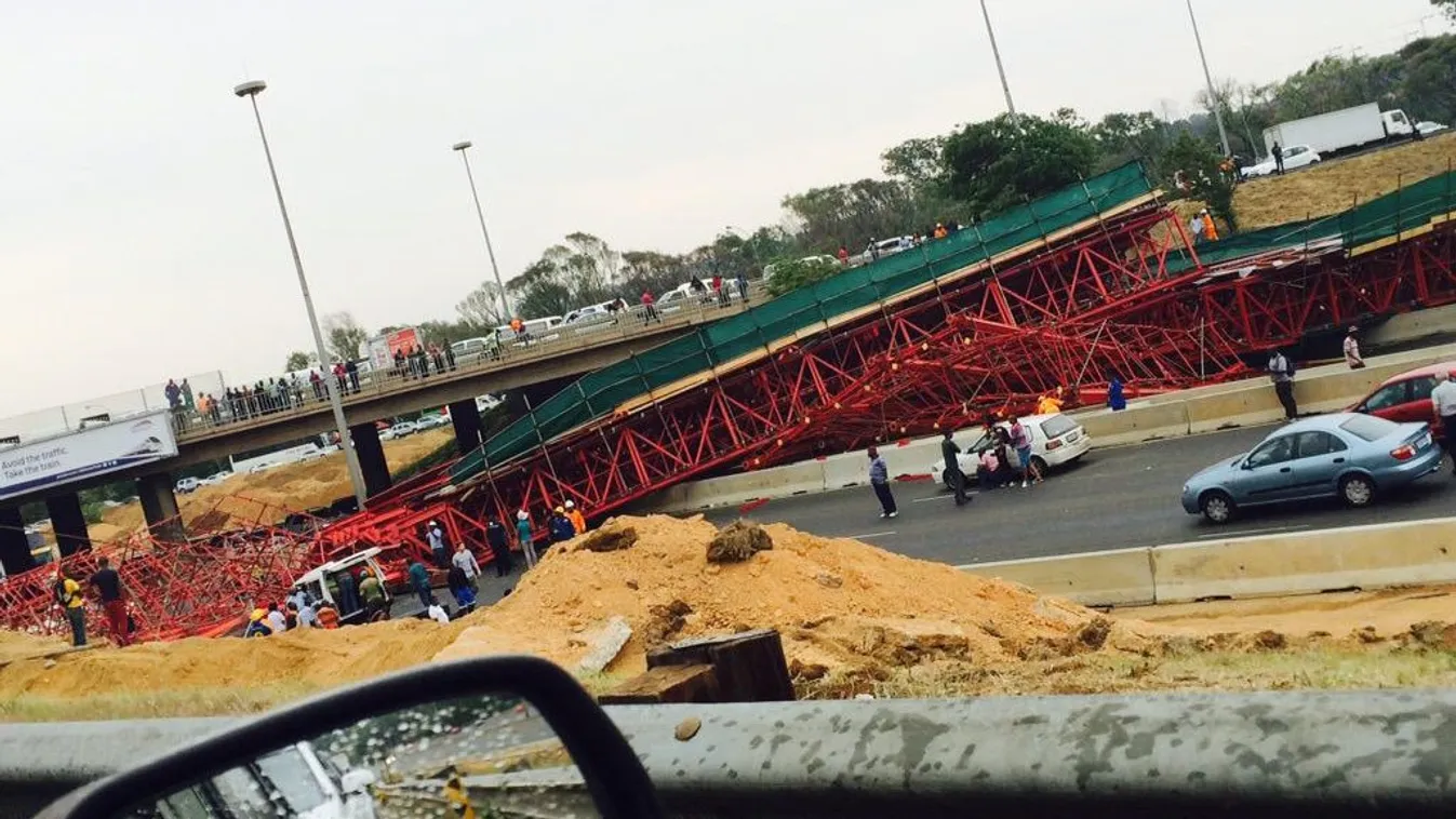 Összeomlott egy gyaloghíd, diákok haltak meg