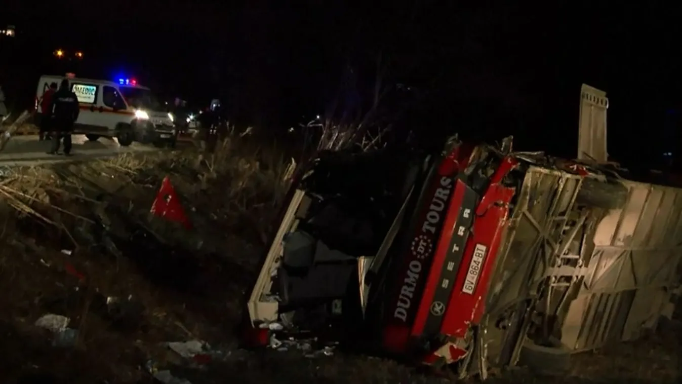 Szakadékba zuhant egy munkásokat szállító busz