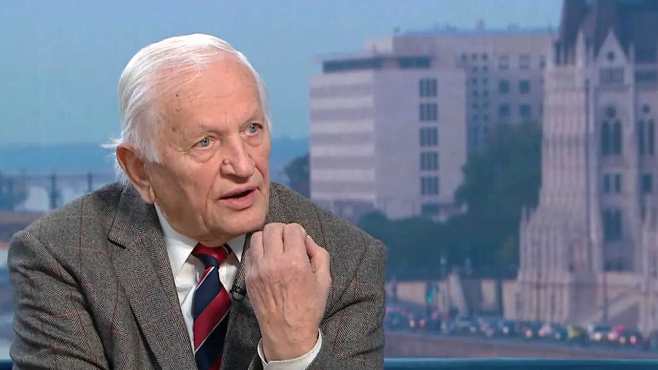 „A társadalomnak kellene megkövetelni a megfelelő politikusi viselkedést”