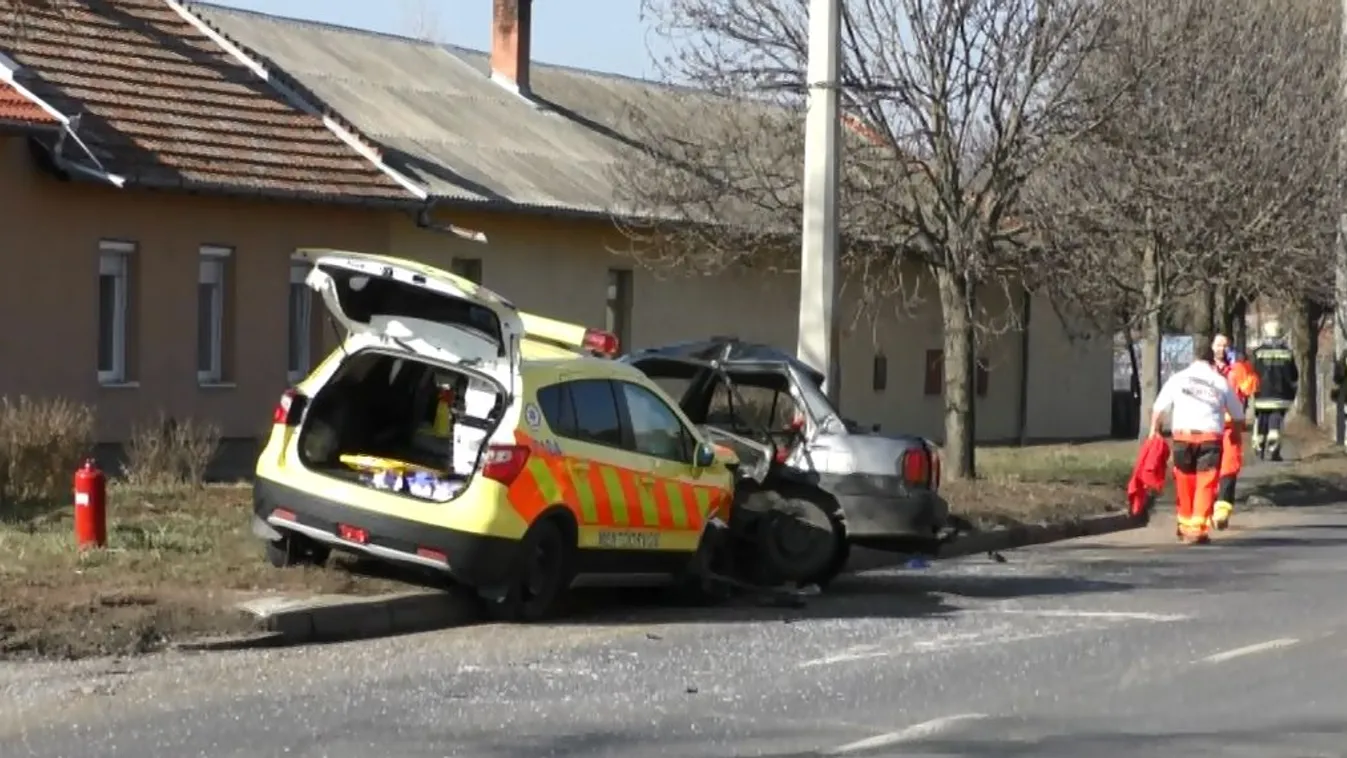 Mentővel karambolozott egy személyautó