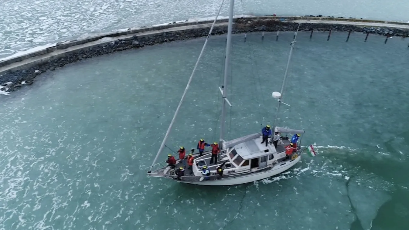 Bevette a jeges Balatont a Hidegen Légió