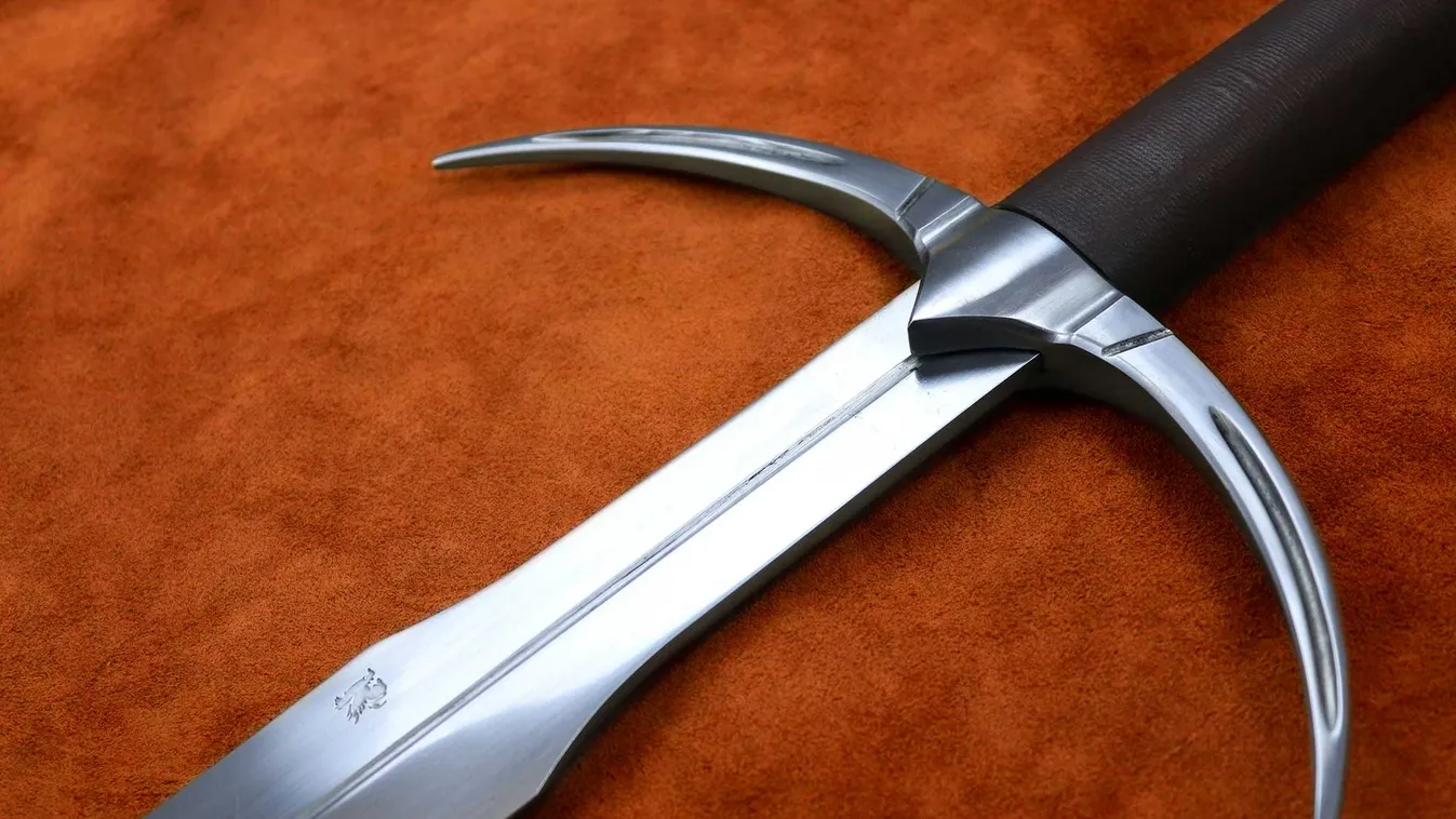 Karddal vagdalkozott a járókelőkre a férfi