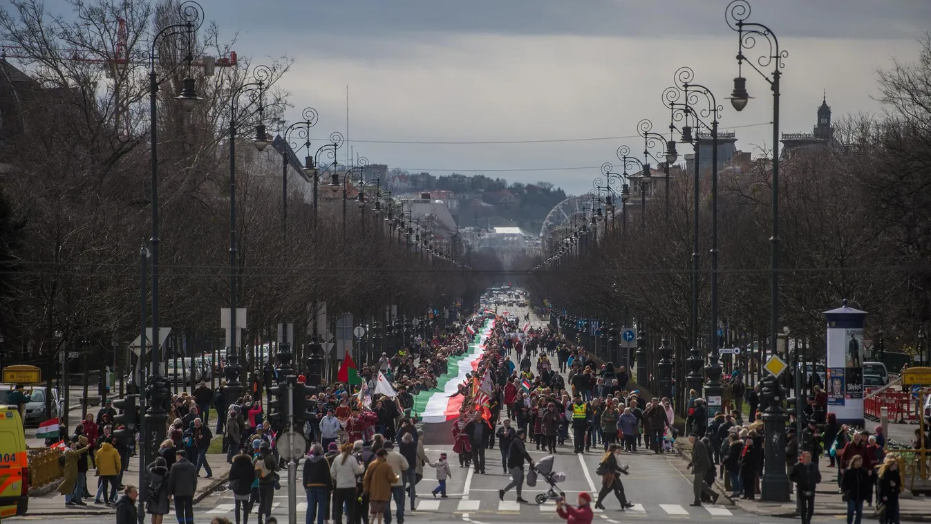 1848 önkéntes vitte az 1848 méter hosszú magyar zászló