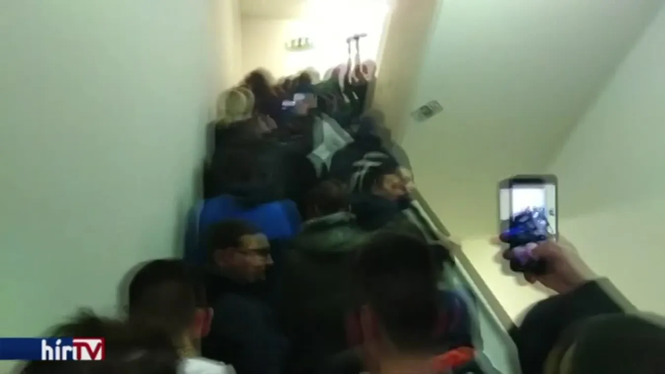 Ellenzéki tiltakozók törtek be az állami televízió épületébe