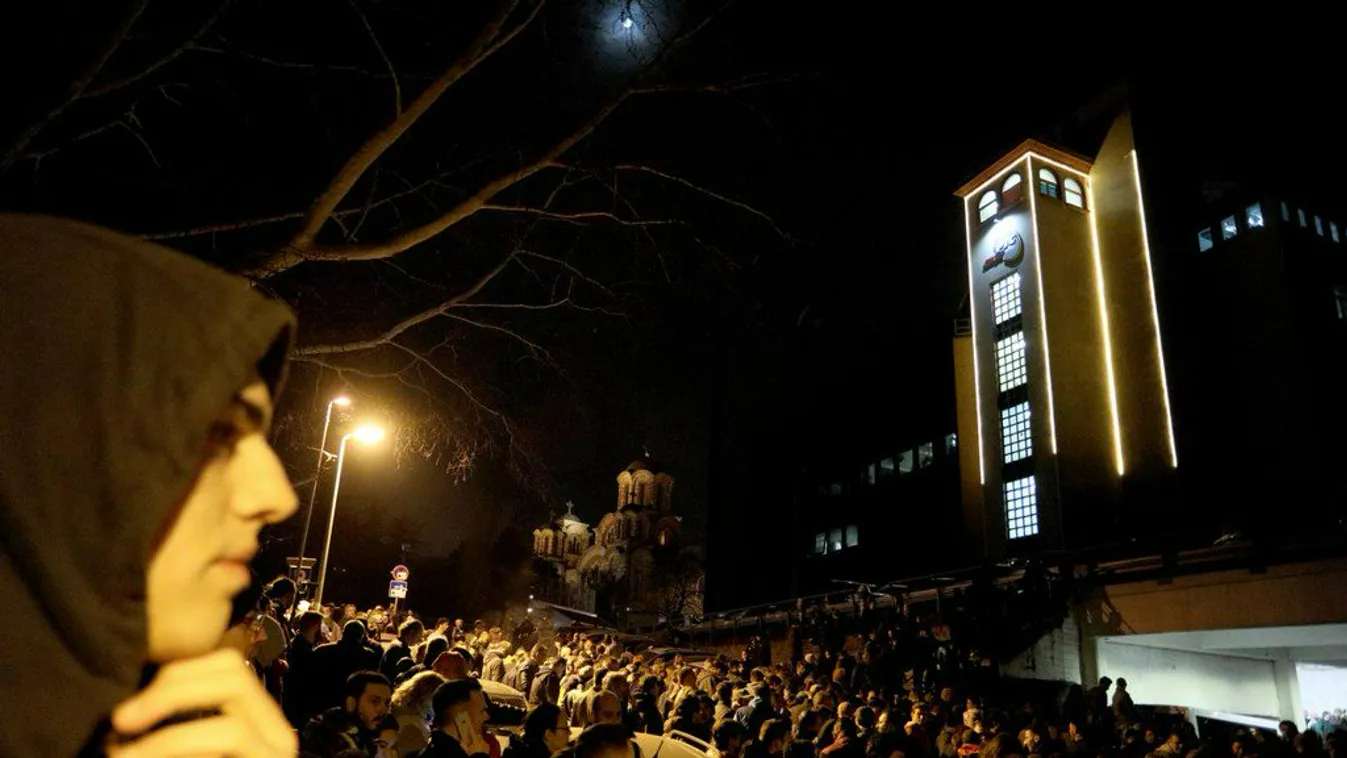 Ellenzéki tiltakozók törtek be az állami televízió épületébe