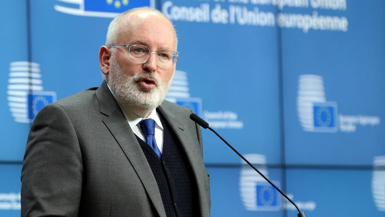 Timmermans váltja Junckert a plakátokon