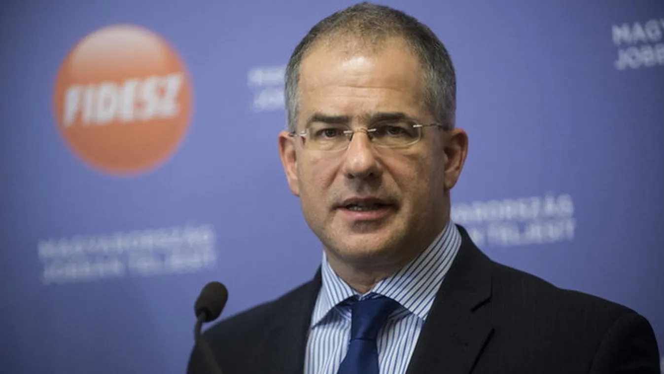 Kósa Lajos: A Fidesz nem bírálja Junckert, de nem ért vele egyet