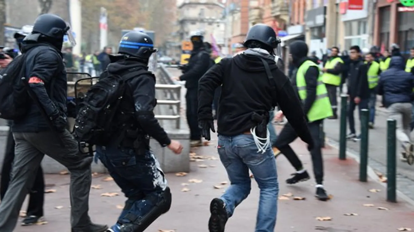 Vidéken csaptak össze a sárga mellényesek és a rendőrök