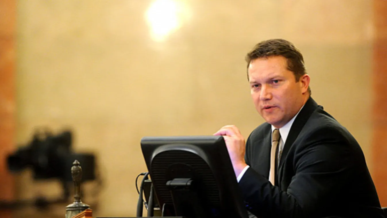 Deutsch: Ujhelyi újra tagfelvételi kérelmet szeretett volna benyújtani?