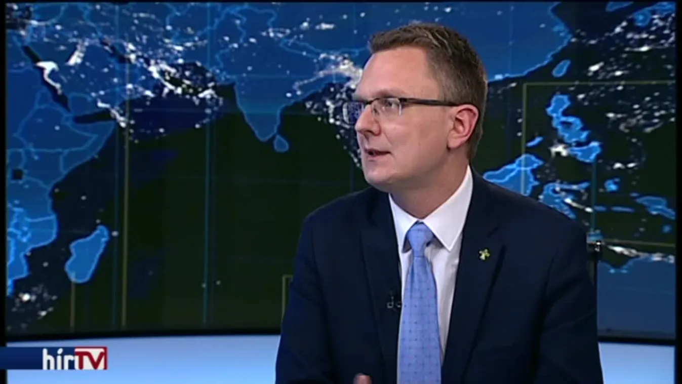 Péntek 9 – Rétvári Bence