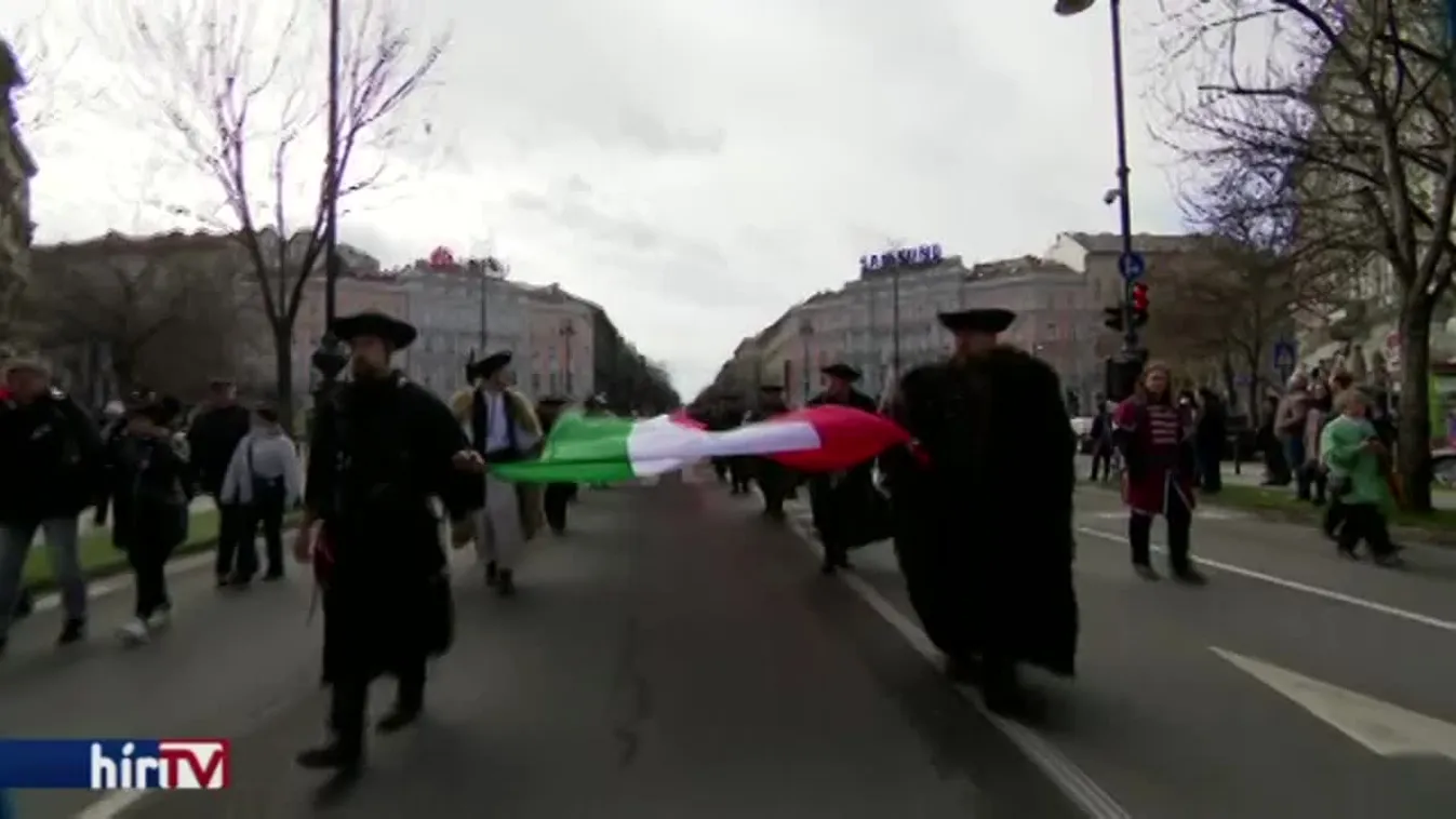 1848 önkéntes vitte az 1848 méter hosszú magyar zászló