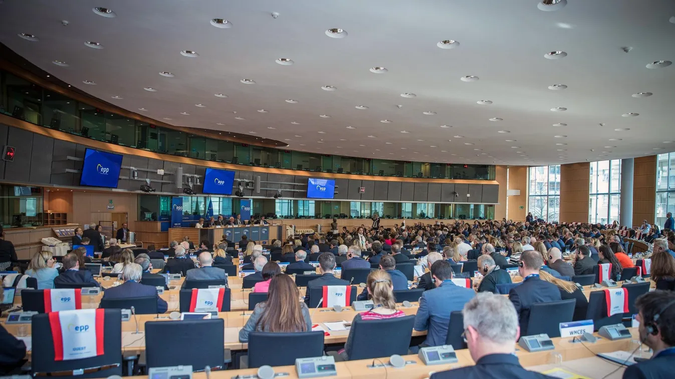 Az ülés alatt írták át a néppárti képviselők, hogy miről szavazzanak