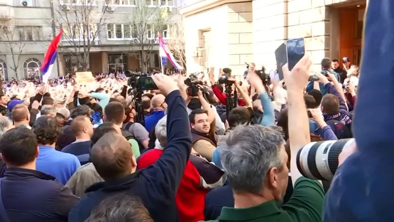 Áttörték az elnöki rezidencia védelmét a tüntetők