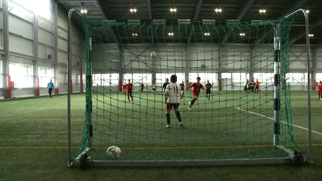 Fedett műfüves pályát adtak át Debrecenben