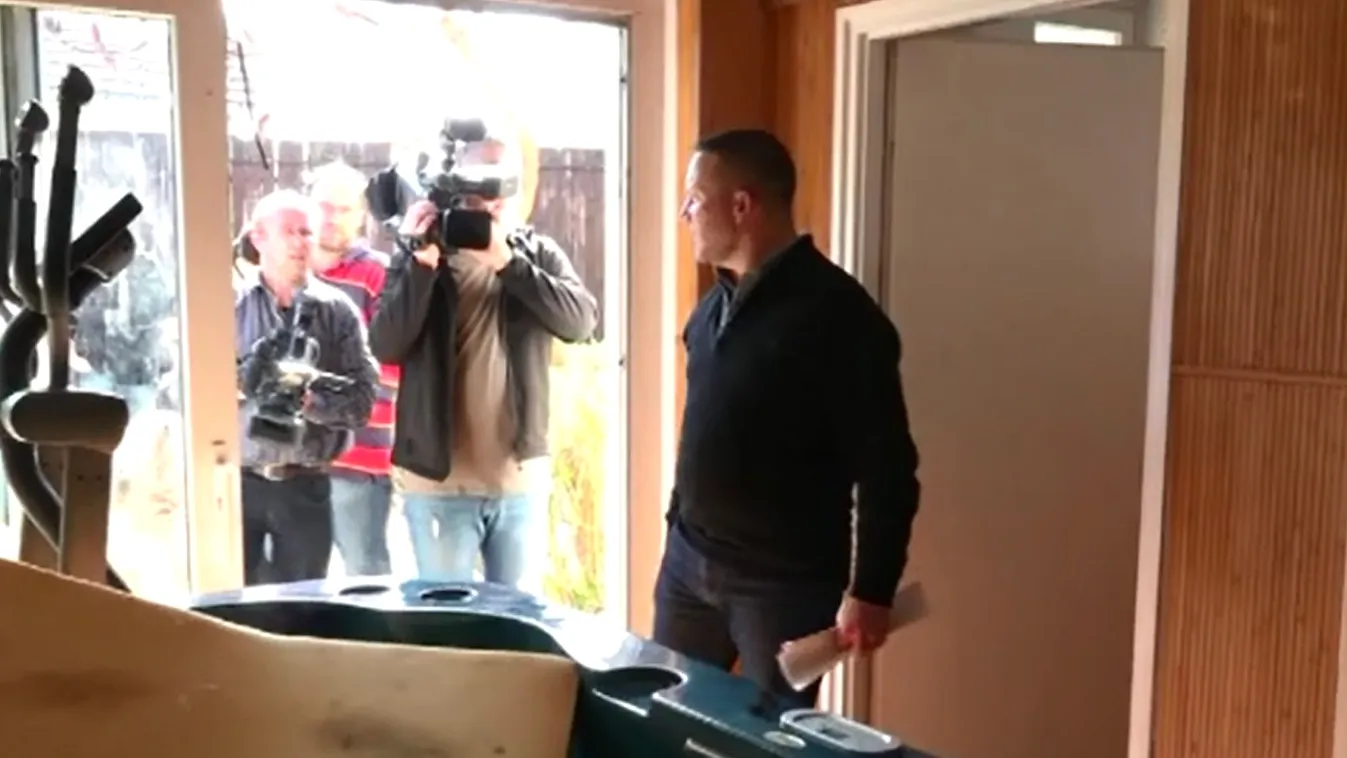 Ujhelyi megmutatta a jakuzzit és a szaunát, szerinte ez nem luxus