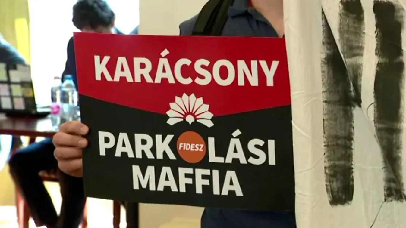 Parkolási maffia táblákkal várták Karácsonyt