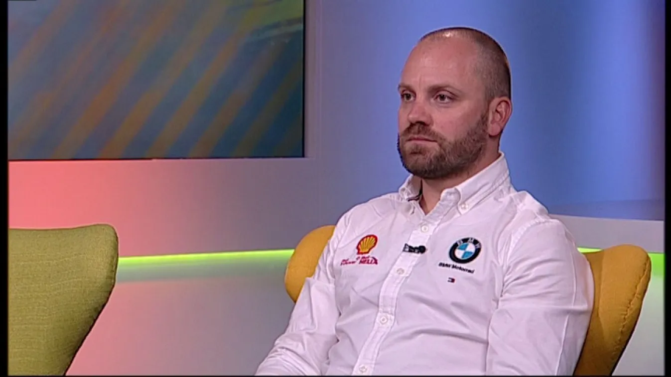 Beethoven Budán, Talmácsi Gábor a katedrán és népviselet a divatbemutatón