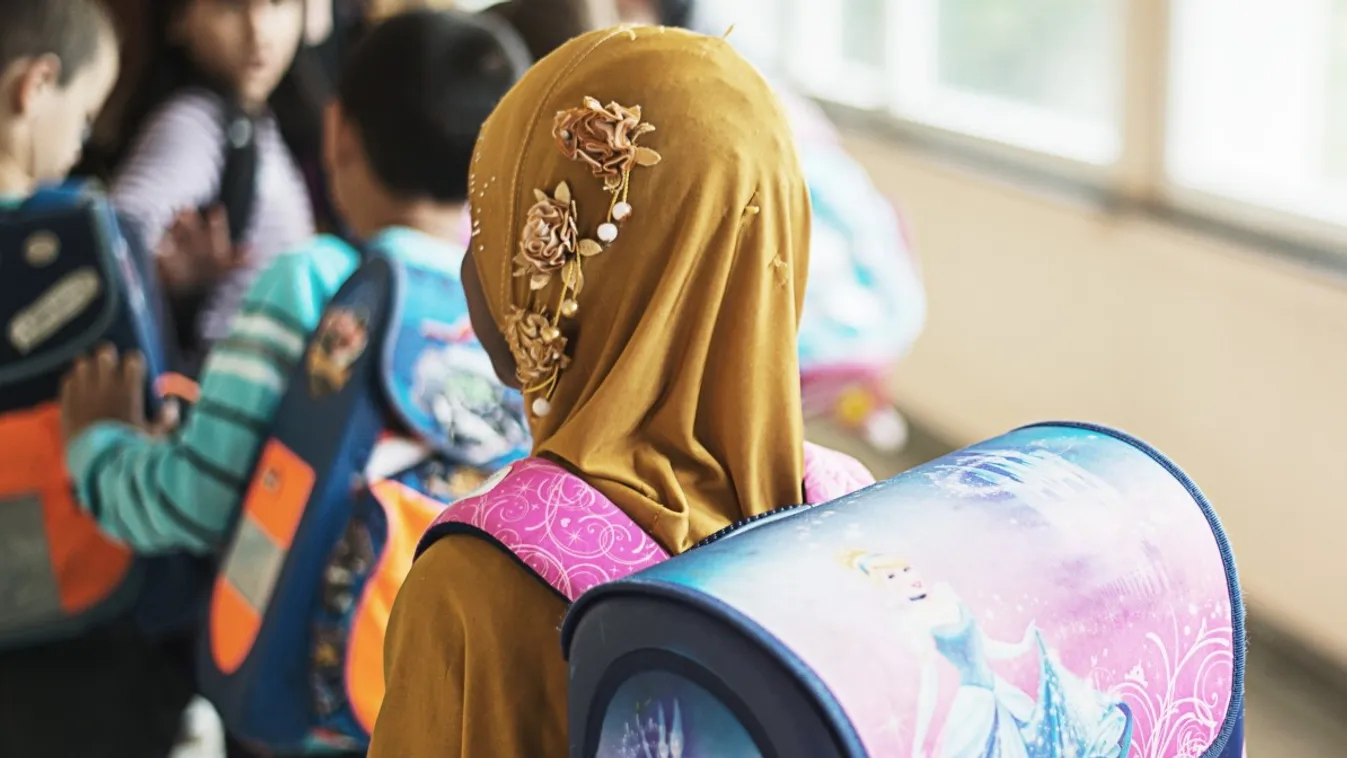 Bántották a kislányt a frankfurti iskolában muszlim osztálytársai, az igazgató szerint a szőke lány inkább vegyen fel fejkendőt