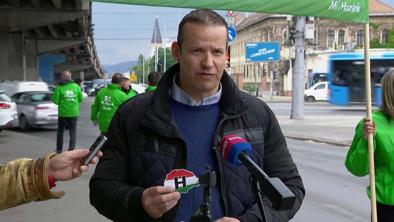 A történelmi Magyarországot ábrázoló matricákat oszt a Mi Hazánk Mozgalom