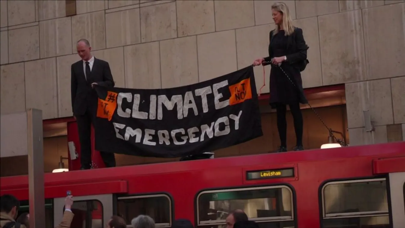 A környezetvédők eltorlaszolták a Heathrow bejáratát