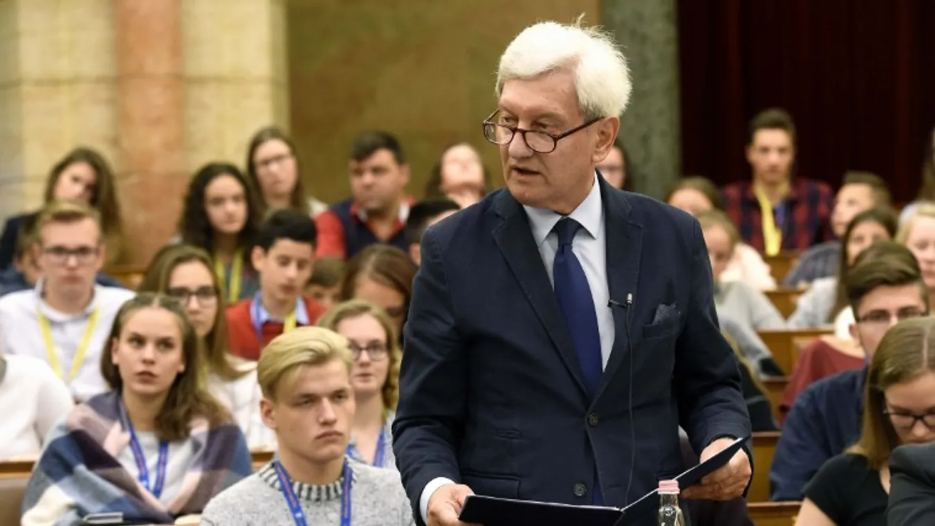 Átadták a PTE nemzetközi oktatási központjának felújított épületét