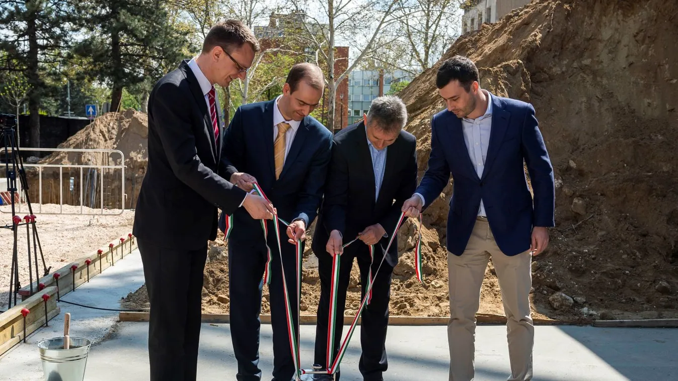 Letették Tatabányán a megújuló megyei könyvtár alapkövét