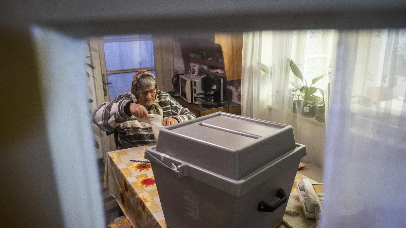 Vasárnap délig lehet mozgóurnát igényelni