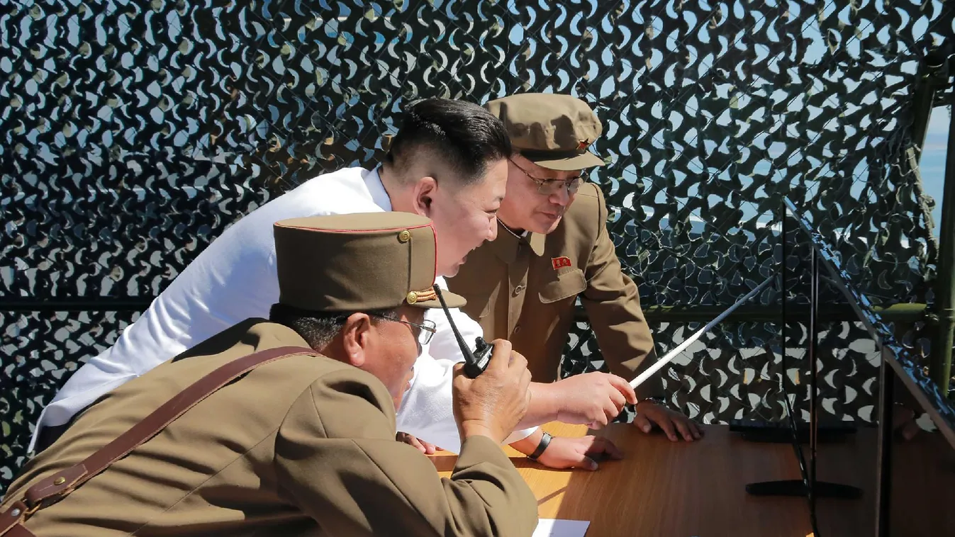 Kim Dzsong Un személyesen vezényelte le a lőgyakorlatot