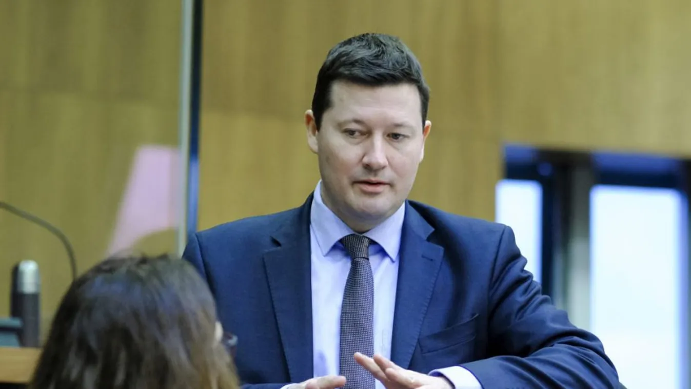 Juncker  jobbkeze, a Bizottság főtitkára eltüntette náci őseinek nyomait