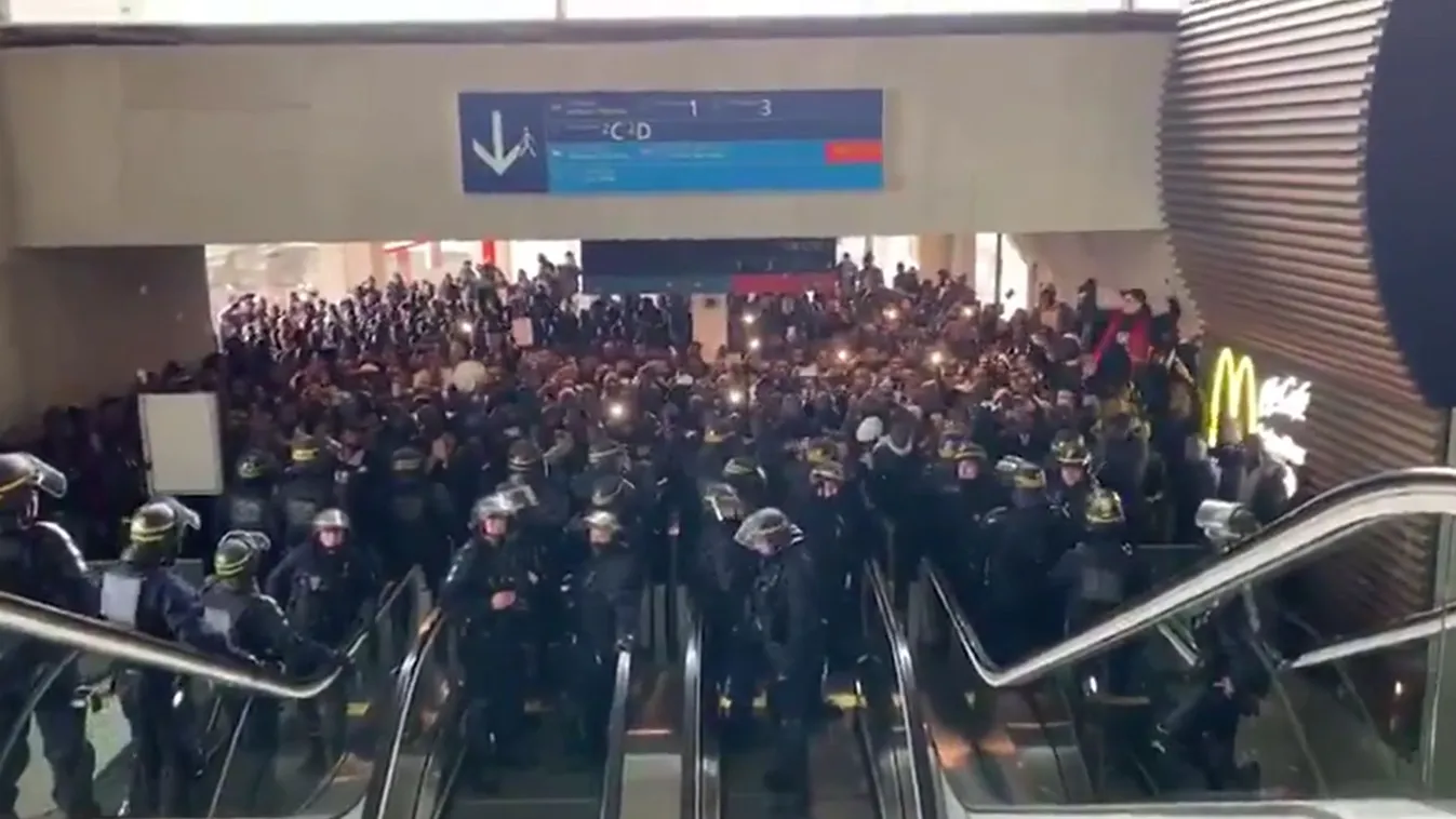 Így foglalták el illegális migránsok a párizsi Charles de Gaulle repülőteret + VIDEÓ