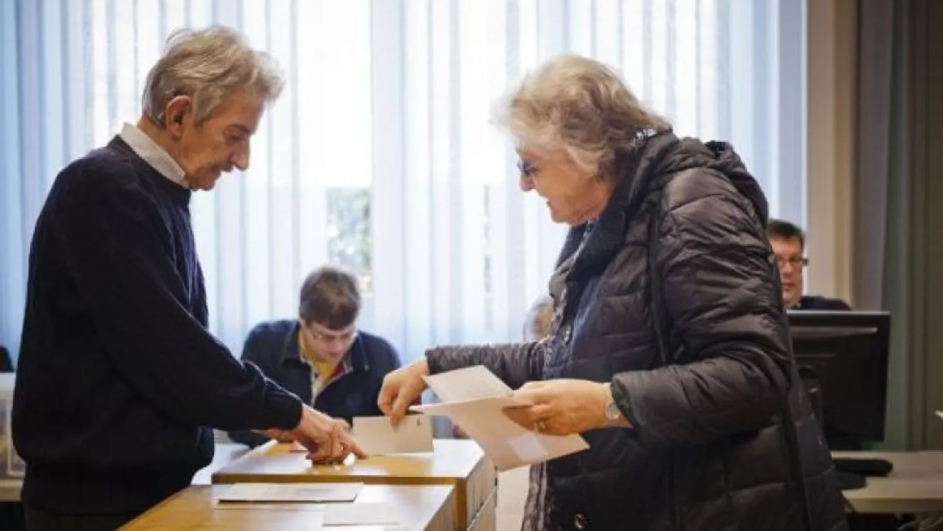 Megszavazták a fegyvertartás szigorítását és az adóreformot svájciak