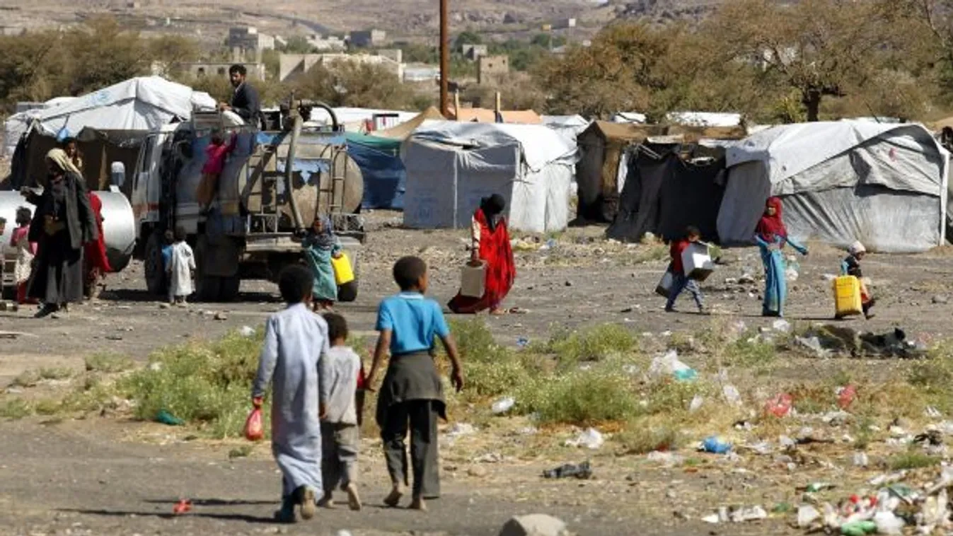 Több száz nő és gyerek hagyja el az al-holi menekülttábort