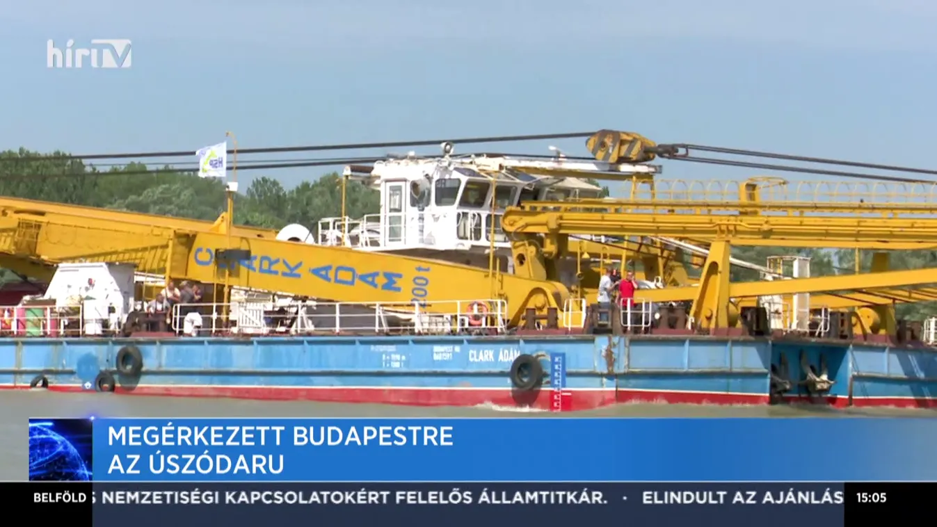 Megérkezett a Clark Ádám úszódaru Budapestre