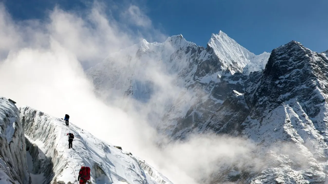 Négy holttestet és 11 tonna szemetet hoztak le a Mount Everestről
