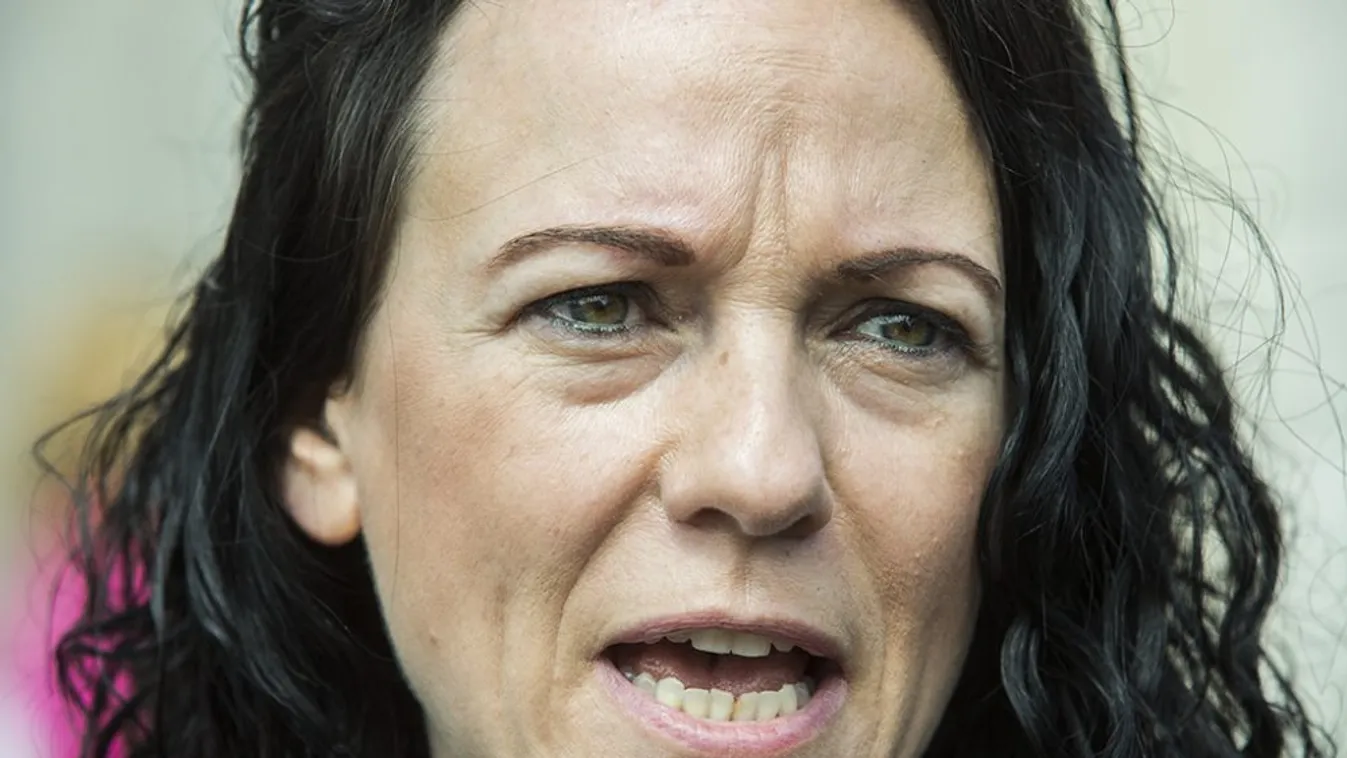 Csöveseket és lepusztult családokat emlegetett Szabó Tímea a Klubrádióban