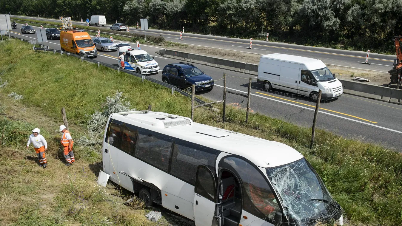 Súlyos buszbaleset történt az M3-as autópályán