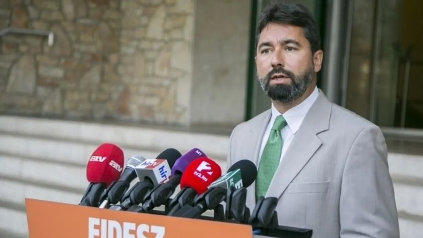 Hidvéghi Balázs: A migránskártyák megszüntetését fogja kezdeményezni a Fidesz