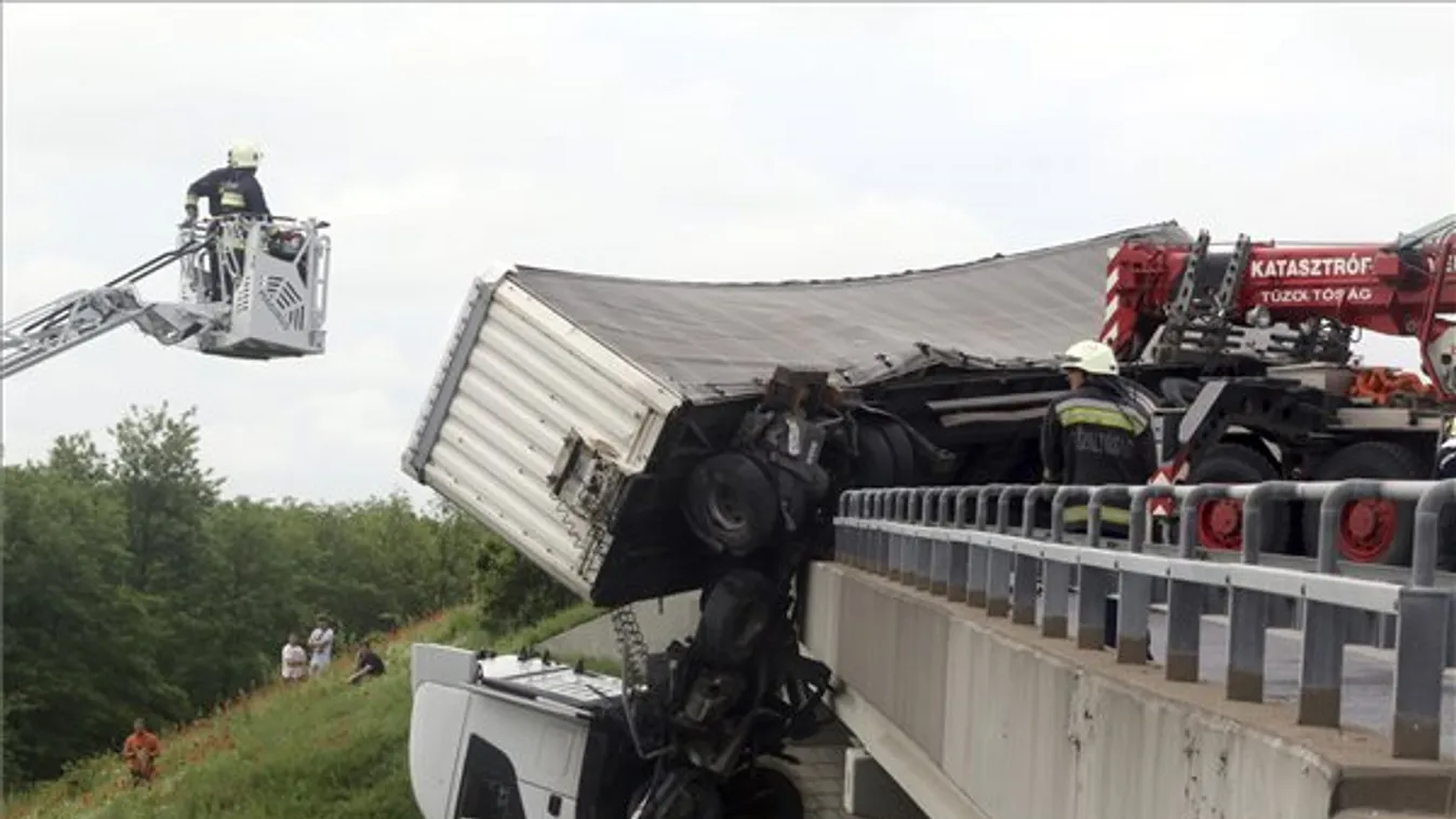 Áttörte az M3-as autópályahídjának korlátját egy kamion