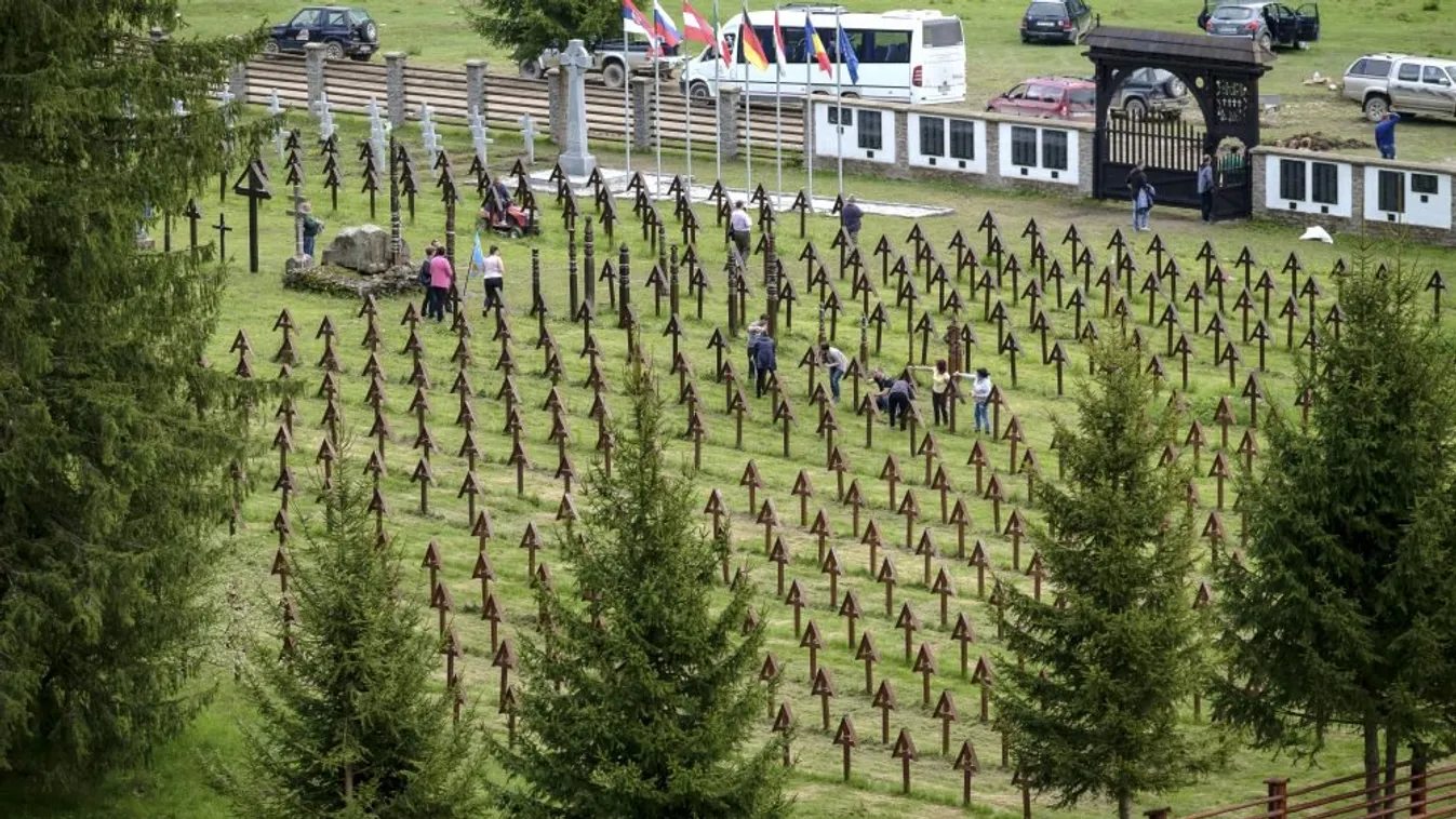 A székelyek élőlánccal próbálják megakadályozni az úzvölgyi katonatemető román parcellájának felszentelését
