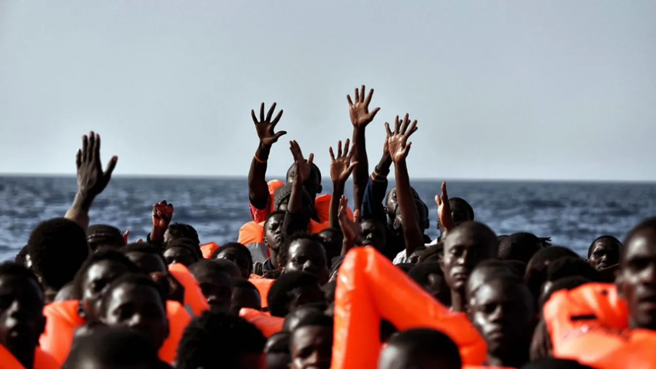 Felborult egy migránsokat szállító csónak Tunézia partjainál