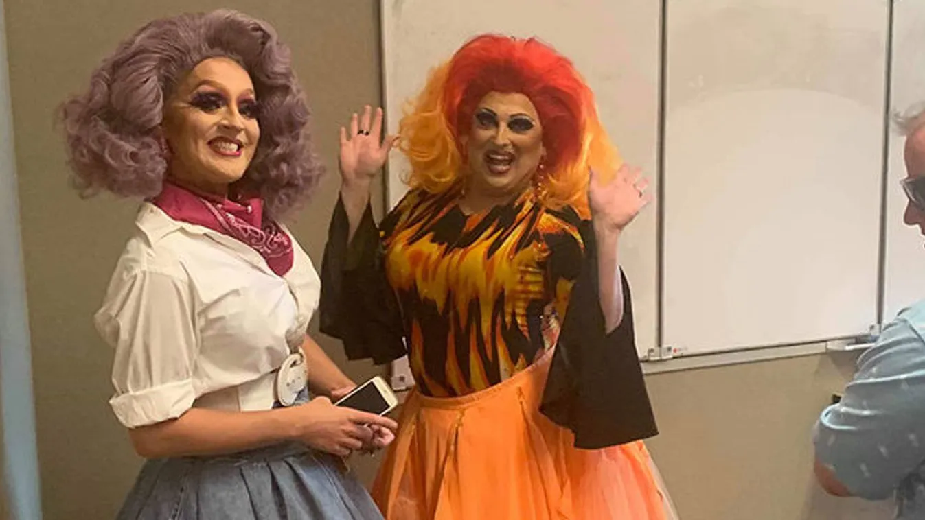 Transzvesztiták olvastak mesét a gyerekeknek egy amerikai könyvtárban