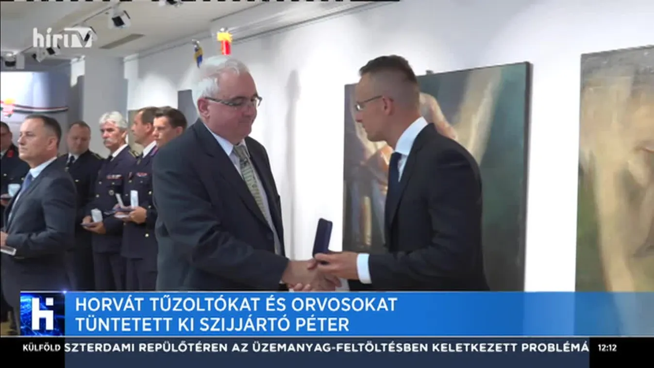 Horvát önkéntes tűzoltókat és orvosokat tüntetett ki Szijjártó Péter